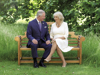 Princ Charles s manželkou Camillou tak, ako ich poznáme. 