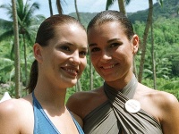 Slovenka Karolína Čičátková a Češka Alena Šeredová na Miss World 1998