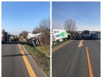 Na D1 za Sencom sa zrazili tri autá s kamiónom, tvoria sa kolóny. Na D1 za Sencom sa zrazili tri autá s kamiónom, tvoria sa kolóny.