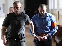 Príchod Juraja Hossu na súdne pojednávanie. Príchod Juraja Hossu na súdne pojednávanie.