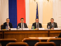 Zľava: Člen Ústavnoprávneho výboru Tibor Bernaťák, predseda výboru Róbert Madej, podpredseda výboru Jozef Ježík a člen výboru Ladislav Andreánsky Zľava: Člen Ústavnoprávneho výboru Tibor Bernaťák, predseda výboru Róbert Madej, podpredseda výboru Jozef Ježík a člen výboru Ladislav Andreánsky