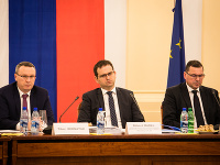 Zľava: Člen Ústavnoprávneho výboru Tibor Bernaťák, predseda výboru Róbert Madej a podpredseda výboru Jozef Ježík Zľava: Člen Ústavnoprávneho výboru Tibor Bernaťák, predseda výboru Róbert Madej a podpredseda výboru Jozef Ježík