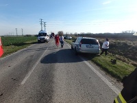 Zrážka dvoch osobných vozidiel pri Dlhej nad Váhom si vyžiadala štyri zranené osoby. 