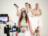 Barbora Švidraňová sa v novom videu k singlu Máš čas predviedla ako Nevesta hôľ. 