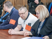 Obžalovaní v prípade zločineckého gangu Ľudovíta Sátora so svojimi advokátmi pred vyhlásením rozsudku ŠTS v Banskej Bystrici 25. marca 2019.