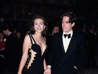 Elizabeth Hurley v ikonických šatách na premiére v roku 1994.