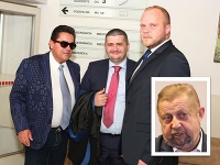 Marian Kočner so svojimi právnikmi Michalom Mandzákom (v strede) a Martinom Pohovejom. Marian Kočner so svojimi právnikmi Michalom Mandzákom (v strede) a Martinom Pohovejom.