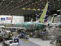 Na snímke technici kompletizujú nové lietadlo Boeing 737 Max 8 v závode americkej spoločnosti Boeing v Rentone v štáte Washington Na snímke technici kompletizujú nové lietadlo Boeing 737 Max 8 v závode americkej spoločnosti Boeing v Rentone v štáte Washington