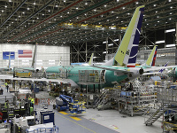 Na snímke technici kompletizujú nové lietadlo Boeing 737 Max 8 v závode americkej spoločnosti Boeing v Rentone v štáte Washington