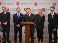 Poslanci zo strany Smer-SD po prijatí zastropovania dôchodkového veku. Poslanci zo strany Smer-SD po prijatí zastropovania dôchodkového veku.