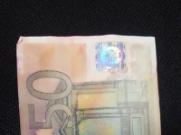 Falošné peniaze priniesol mladík do pobočky NBS. Falošné peniaze priniesol mladík do pobočky NBS.