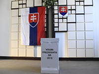 Volebná miestnosť s volebnou schránkou počas 2. kola prezidentských volieb Volebná miestnosť s volebnou schránkou počas 2. kola prezidentských volieb