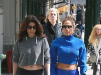 Jennifer Lopez so sestrou Lyndou na ceste do fitness centra. 