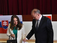 Andrej Kiska a manželka Martina Kisková vhadzujú obálky s hlasovacími lístkami do volebnej schránky v 2. kole prezidentských volieb v Poprade