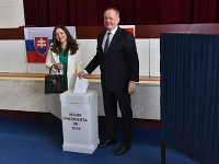 Andrej Kiska a manželka Martina Kisková vhadzujú obálky s hlasovacími lístkami do volebnej schránky v 2. kole prezidentských volieb v Poprade