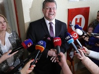 Kandidát na prezidenta Maroš Šefčovič odvolil o 11:00 spolu so svojou rodinou. Kandidát na prezidenta Maroš Šefčovič odvolil o 11:00 spolu so svojou rodinou.