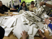 Právo odovzdať hlas niektorému z 39 kandidátov malo približne 30 miliónov Ukrajincov.