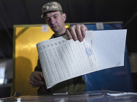 Právo odovzdať hlas niektorému z 39 kandidátov malo približne 30 miliónov Ukrajincov.