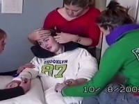 Anj Barkerová po incidente. Anj Barkerová po incidente.