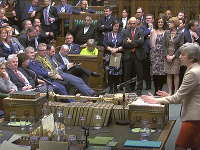 Theresa Mayová vystupuje v parlamente