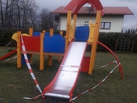 Chlapček sa popálil na tejto šmykľavke. Chlapček sa popálil na tejto šmykľavke.