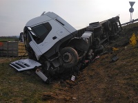 Dopravná nehoda na R1, kamión bol naložený hydinou.