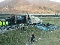 Kamión sa prevrátil pri meste Vrútky, pod Dubnou Skalou. Kamión sa prevrátil pri meste Vrútky, pod Dubnou Skalou.