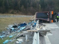 Kamión sa prevrátil pri meste Vrútky, pod Dubnou Skalou. 