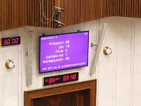 Pohľad na monitor zobrazujúci počet prítomných poslancov v NR SR pred plánovaným rokovaním mimoriadnej 44. schôdze NR SR Pohľad na monitor zobrazujúci počet prítomných poslancov v NR SR pred plánovaným rokovaním mimoriadnej 44. schôdze NR SR