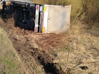 Dopravná nehoda sa stala v Ružomberku, kamión zišiel z cesty a prevrátil sa