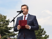 Predseda NR SR Andrej Danko počas pietneho aktu kladenia vencov vojakom