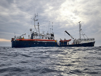 Loď so 64 migrantmi na palube uviazla na mori