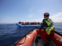 Africkí migranti čakajú v preplnenom nafukovacom člne 