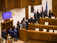 Poslanci odchádzajú z rokovacej sály na opakovanú tajnú voľbu kandidátov na sudcov Poslanci odchádzajú z rokovacej sály na opakovanú tajnú voľbu kandidátov na sudcov