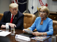 Donald Trump a ministerka školstva Betsy Devosová.