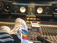 Speváčka Dua Lipa v štúdiu pracuje spolu s Nileom Rodgersom