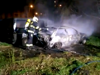 V aute našli hasiči ohorené telo V aute našli hasiči ohorené telo
