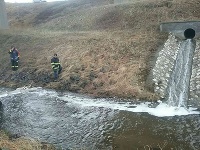 V potoku Mlynica objavili neznámu látku, zasahujú tam hasiči