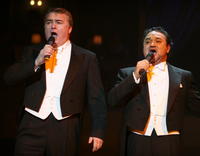 Operní speváci Miroslav Dvorský a Ramon Vargas spievajú počas otvorenia jubilejného 10. Plesu v opere