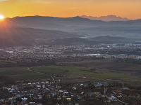 Na snímke v popredí obec Ruská Nová Ves, uprostred Prešov a vpravo hore Vysoké Tatry v posledných lúčoch slnka. Na snímke v popredí obec Ruská Nová Ves, uprostred Prešov a vpravo hore Vysoké Tatry v posledných lúčoch slnka.