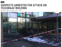 Auto vpálilo do budovy, kde sídli redakcia holandských novín v júli 2018.