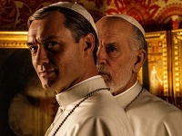 Jude Law ako pápež.