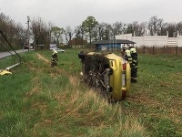 S luxusným vozidlom skončil v stĺpe elektrického vedenia. S luxusným vozidlom skončil v stĺpe elektrického vedenia.