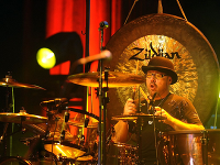 Bubeník Jason Bonham Bubeník Jason Bonham