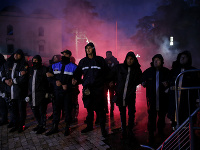 Viacero príslušníkov polície utrpelo zranenia počas opozičných protestov, ktoré sa konali v albánskej metropole Tirana.