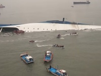 Pátranie po obetiach kórejského trajektu Sewol. Pátranie po obetiach kórejského trajektu Sewol.