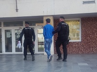 Rumun sa obnažoval pred mladistvými dievčatami. Rumun sa obnažoval pred mladistvými dievčatami.
