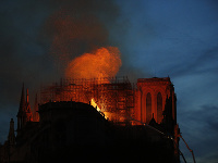 Na snímke Katedrála Notre-Dame počas požiaru