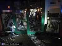Polícia vyšetruje prípad poškodenia bankomatov v Chorvátskom Grobe.