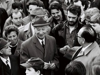 Na archívnej snímke Alexander Dubček medzi Bratislavčanmi na Námestí SNP v Bratislave 25. februára 1990
